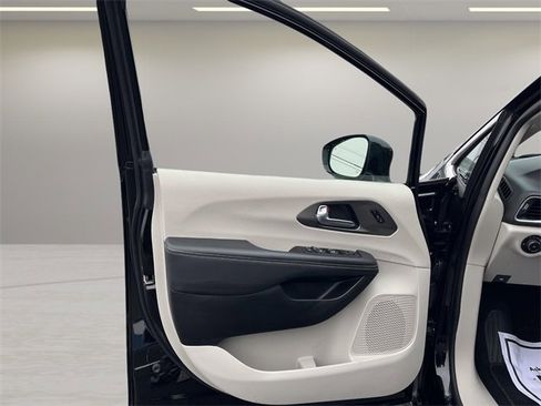 Used 2024 Chrysler Pacifica Touring-L image 41