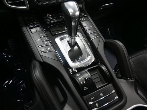 Used 2018 Porsche Cayenne Platinum Edition w/ Premium Package image 21