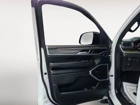 Used 2023 Jeep Wagoneer L Series II image 5