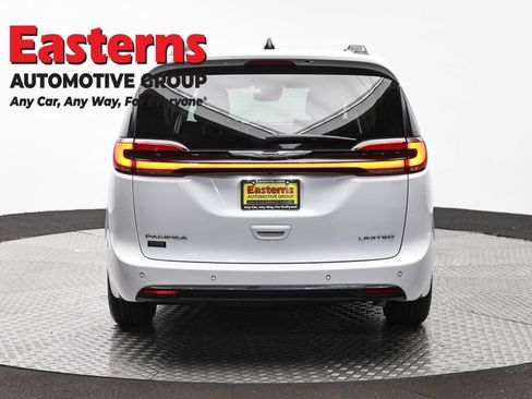 Used 2023 Chrysler Pacifica Limited FWD image 6