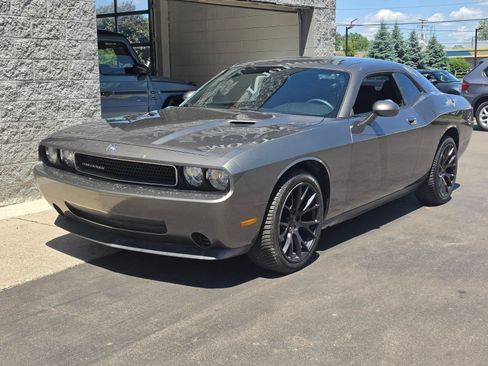 Used 2009 Dodge Challenger SE RWD image 1