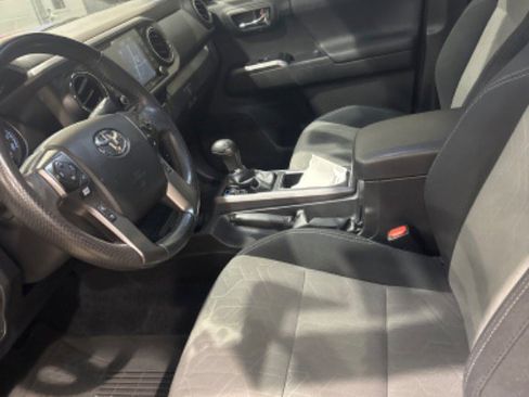 Used 2022 Toyota Tacoma TRD Off-Road image 11