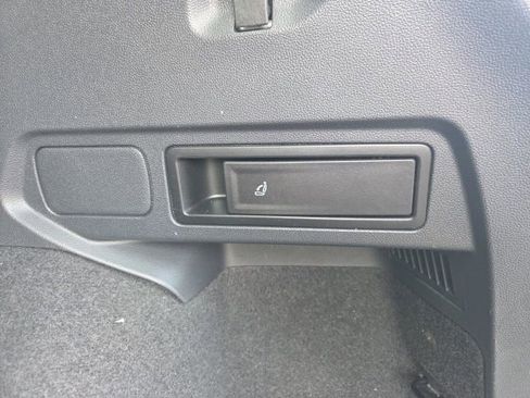 Used 2019 Volkswagen Tiguan SE image 12