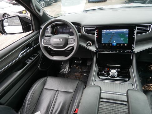 Used 2024 Jeep Wagoneer L Series II image 9