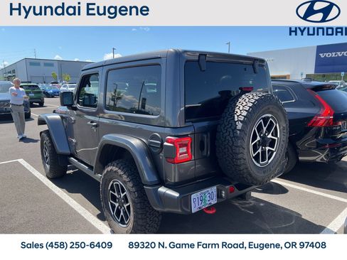 Used 2025 Jeep Wrangler Rubicon w/ Convenience Group AWD/4WD image 3