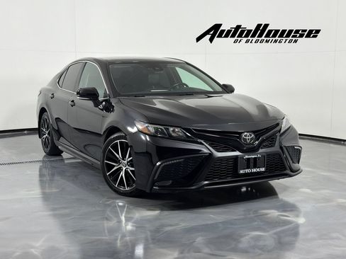 Used 2022 Toyota Camry SE FWD image 1