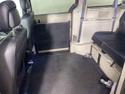 Used 2016 Chrysler Town & Country Touring w/ Driver Convenience Group image 29