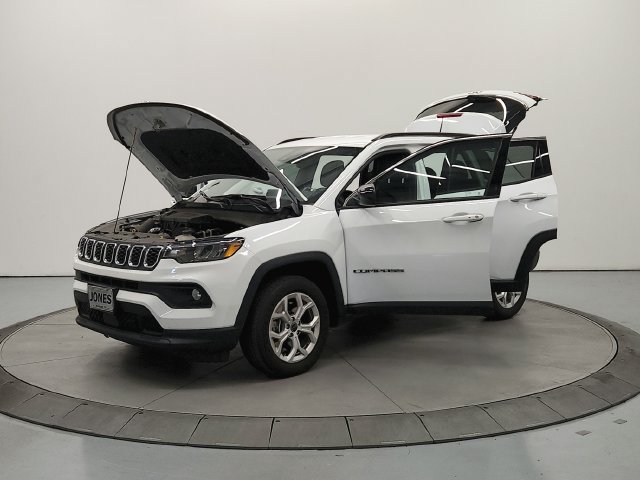 Used 2025 Jeep Compass Latitude AWD/4WD image 12