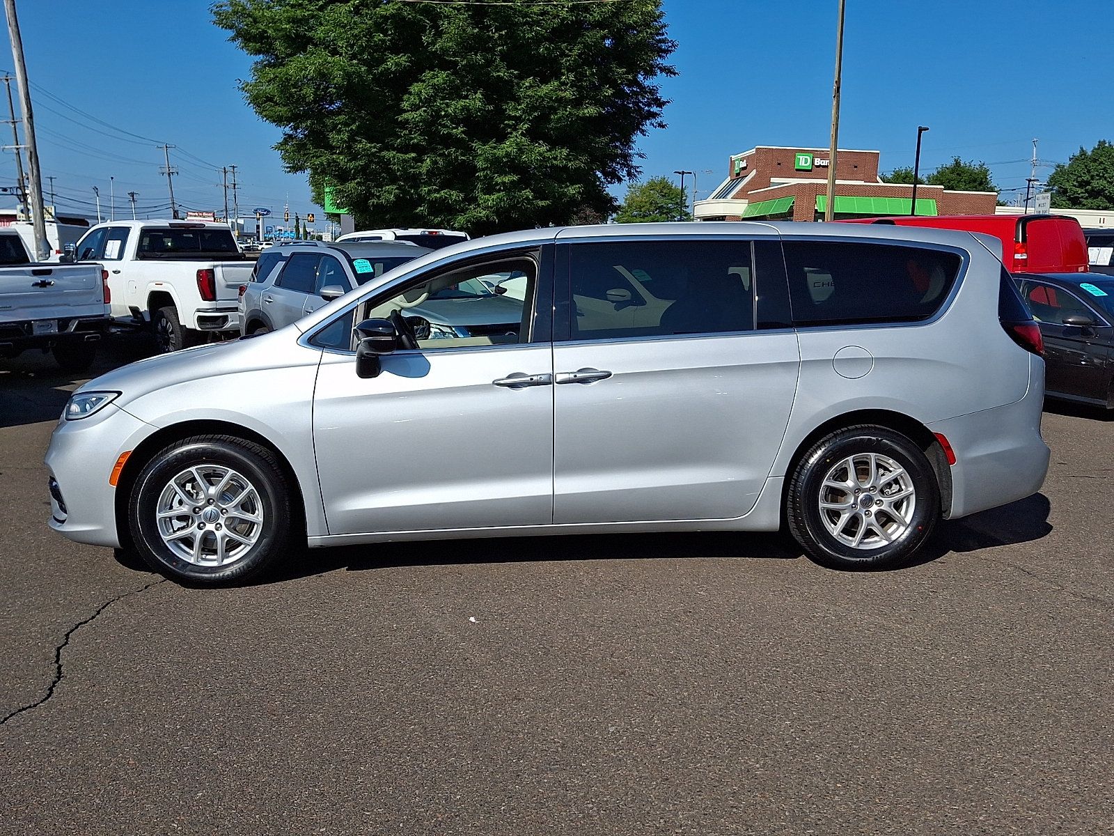 Used 2024 Chrysler Pacifica Touring-L FWD image 7
