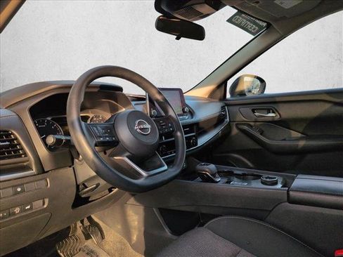 Used 2024 Nissan Rogue SV image 10