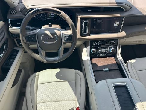 Used 2024 GMC Yukon Denali w/ Advanced Technology Package AWD/4WD image 25