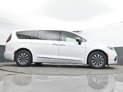 Used 2023 Chrysler Pacifica Limited FWD image 54