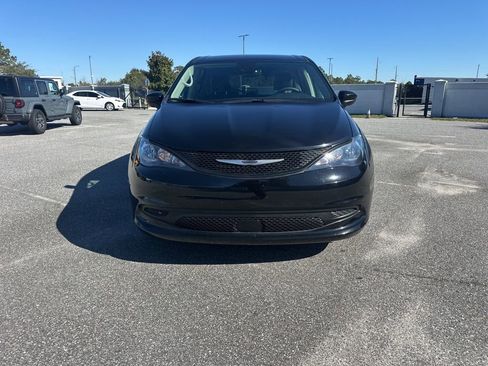 Used 2024 Chrysler Voyager LX image 2