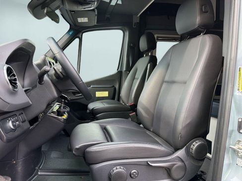 Used 2021 Mercedes-Benz Sprinter 2500 image 4