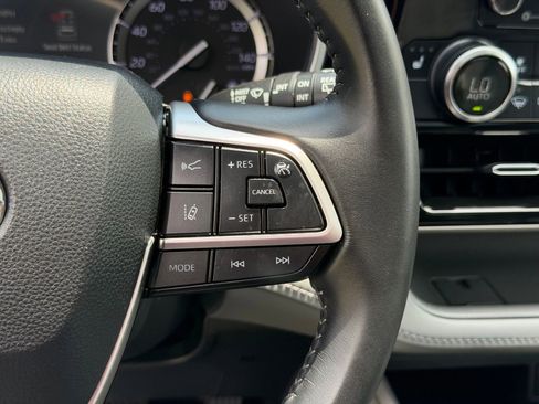 Used 2022 Toyota Highlander XLE AWD/4WD image 20