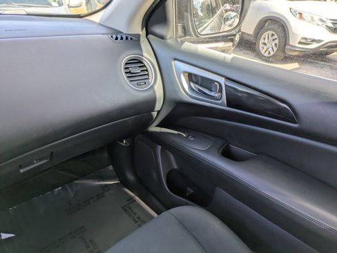 Used 2018 Nissan Pathfinder SV image 20