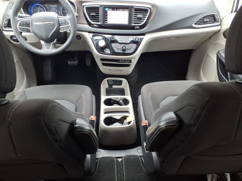 Used 2023 Chrysler Voyager LX FWD image 18