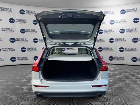 Used 2020 Volvo V60 T5 Momentum image 11