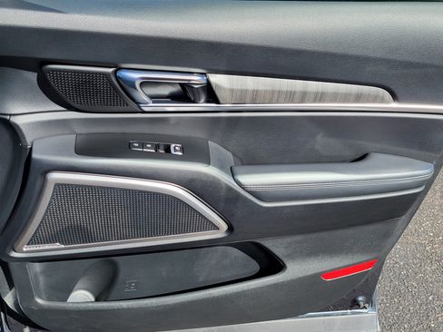 Used 2024 Kia Telluride EX w/ EX Captain's Chair Package image 17