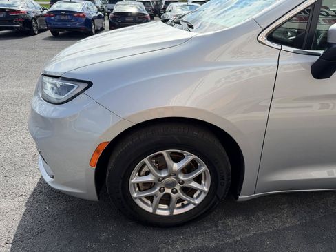 Used 2023 Chrysler Pacifica Touring-L FWD image 12