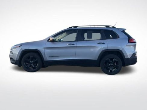 Used 2018 Jeep Cherokee Latitude w/ Altitude Package image 17