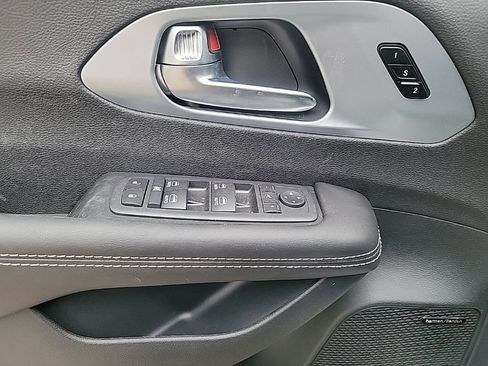 New 2026 Chrysler Pacifica Limited w/ Uconnect Theater Family Group image 11