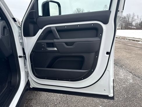 New 2025 Land Rover Defender 130 X-Dynamic SE AWD/4WD image 13