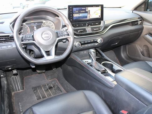 Used 2023 Nissan Altima 2.5 SR w/ SR Premium Package image 5