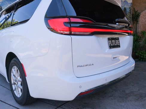 Used 2023 Chrysler Pacifica Touring-L FWD image 41