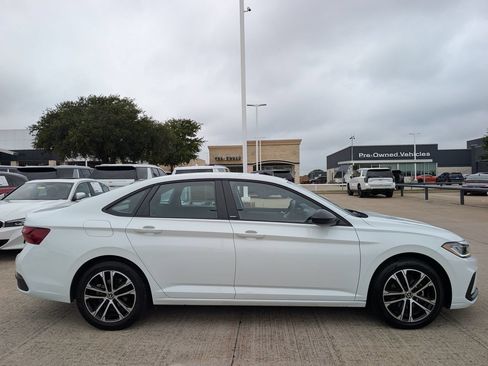 Used 2025 Volkswagen Jetta Sport FWD image 3