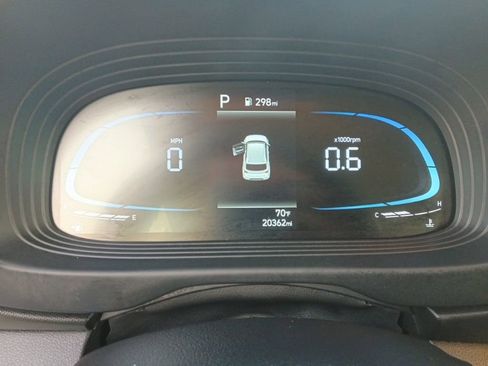 Used 2025 Hyundai Venue SEL image 2