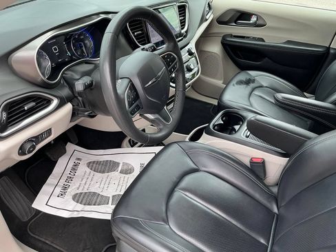 Used 2023 Chrysler Pacifica Touring-L FWD image 13
