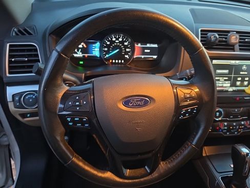 Used 2016 Ford Explorer XLT w/ Equipment Group 202A AWD/4WD image 27