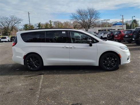 New 2026 Chrysler Pacifica Limited w/ Uconnect Theater Family Group image 6