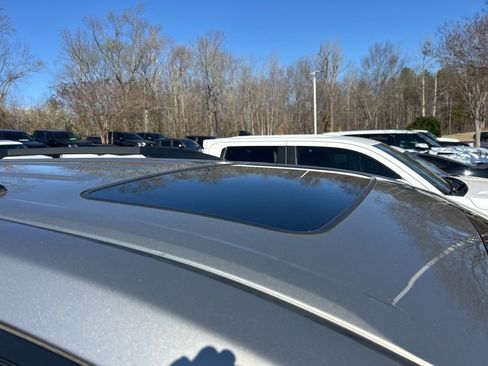 Used 2017 Toyota Sienna XLE image 3