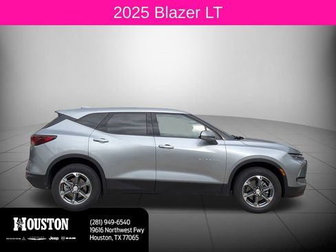 Used 2025 Chevrolet Blazer LT image 2