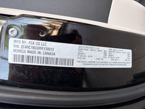 Used 2024 Chrysler Pacifica Touring-L FWD image 25