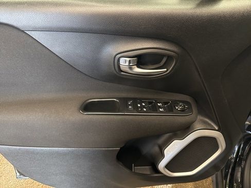 Used 2018 Jeep Renegade Latitude w/ Popular Equipment Group image 10