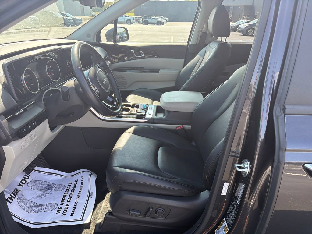 Used 2023 Kia Carnival EX FWD image 14