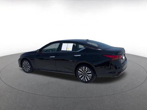 Used 2025 Nissan Altima 2.5 SV FWD image 9
