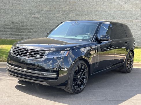 Used 2024 Land Rover Range Rover Long Wheelbase SE image 2