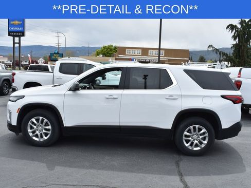 Used 2022 Chevrolet Traverse LS image 2