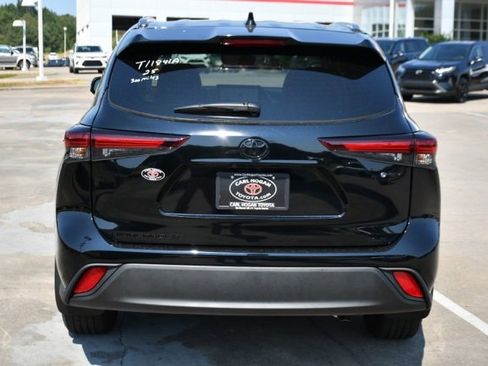 Used 2025 Toyota Highlander XLE image 4