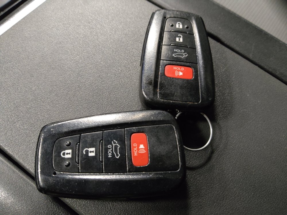 Used 2021 Toyota Highlander LE FWD image 32