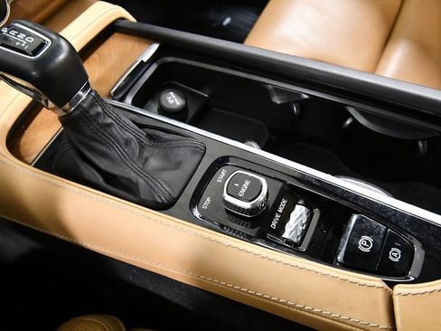 Used 2017 Volvo XC90 T6 Inscription w/ Vision Package image 27