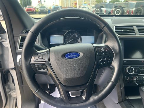 Used 2017 Ford Explorer XLT w/ Equipment Group 202A FWD image 18