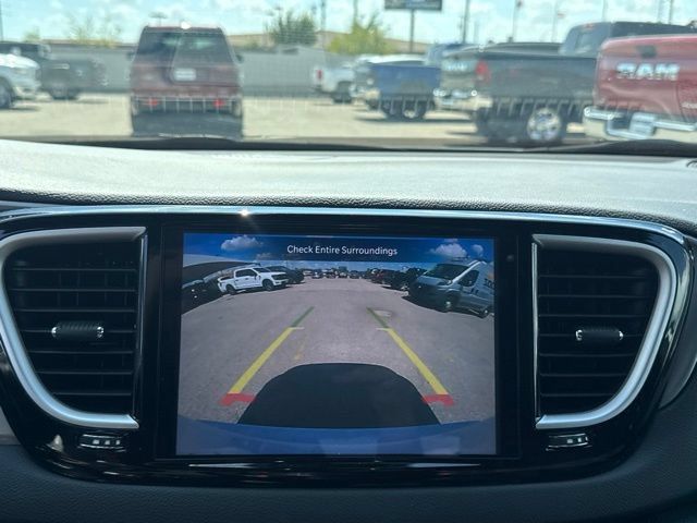 Used 2025 Chrysler Pacifica Select FWD image 15
