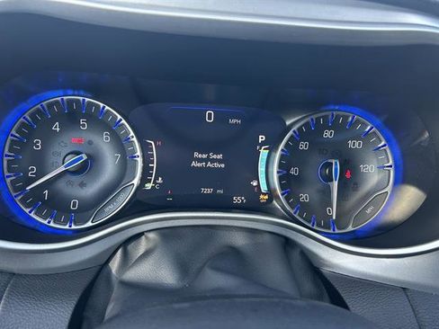 Used 2023 Chrysler Pacifica Touring-L w/ Uconnect Theater Family Group image 14