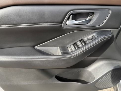 Used 2023 Nissan Rogue SV w/ SV Premium B Package image 17