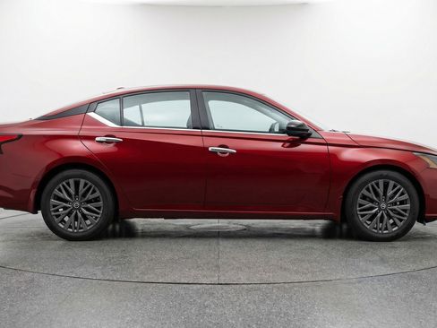 Used 2025 Nissan Altima 2.5 SV image 11